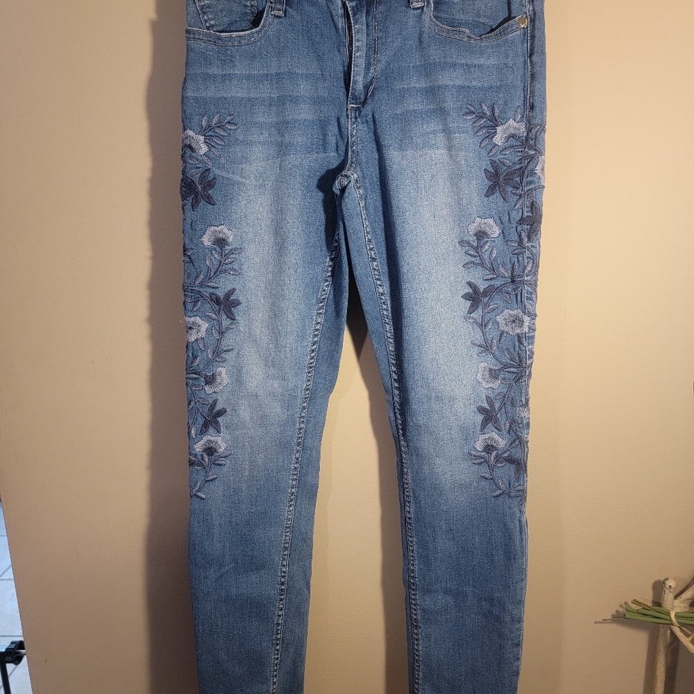 Seven7 Skinny Jeans. Floral Embellished Sides. Size 10